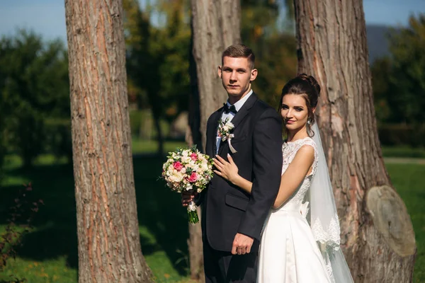 Mariée heureuse et marié après la cérémonie de mariage — Photo