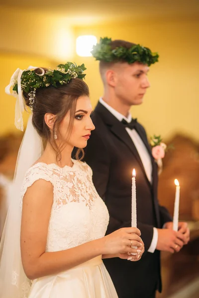 Жених и невеста на свадебной церемонии в церкви — стоковое фото