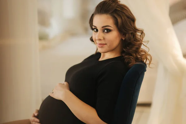 Mattina di giovane donna incinta vestita con body nero. Felice futura madre — Foto Stock