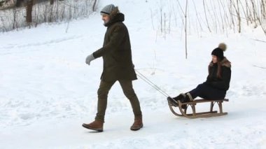 Erkek ve kız halletme. Karlı kış hava. Mutlu bir aile. Noel ruh. Adam kız halletme yardımcı olur.