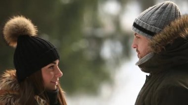 Güzel çift zaman parkta geçirdi. Onlar birbirlerine sarılmak. Karlı havalarda