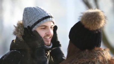 Güzel çift zaman parkta geçirdi. Onlar birbirlerine sarılmak. Karlı havalarda