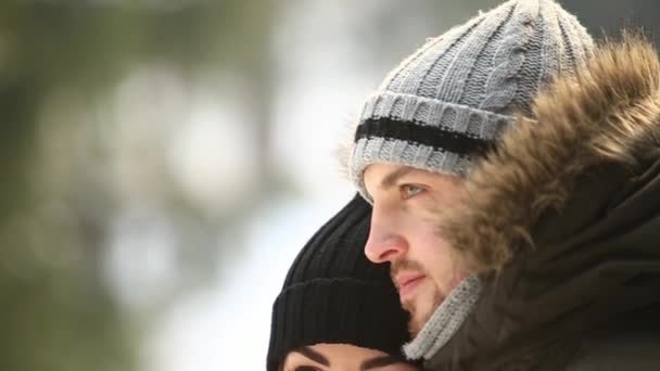 O belo casal passou algum tempo no parque. Abraçam-se um ao outro. Tempo nevado — Vídeo de Stock