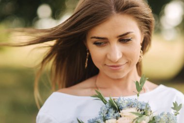 Güzel anne çiçek buketi ve doğaya yakın iyi bir zaman var