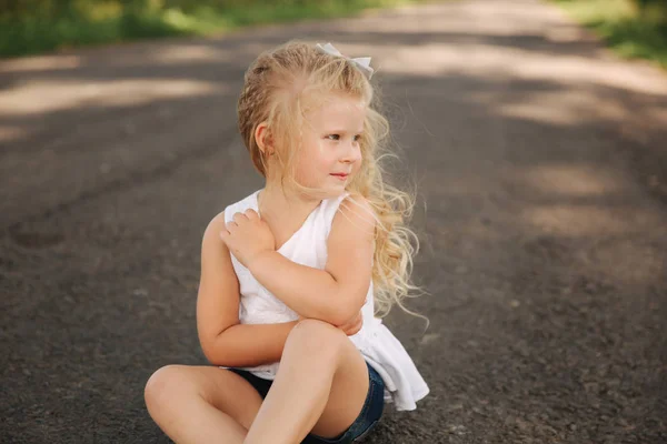 작은 딸 야외 미소의 초상화입니다. 금발 머리 소녀 — 스톡 사진