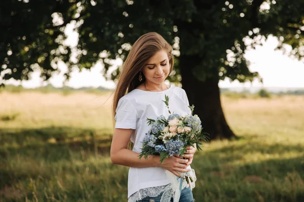 Bella madre hanno mazzo di fiori e divertirsi vicino alla natura — Foto Stock