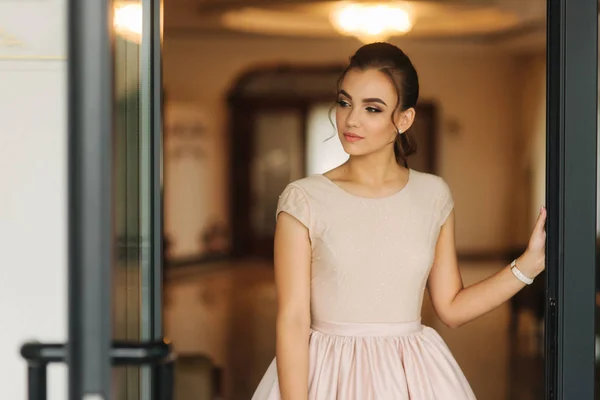 Stylowa dziewczyna w sukience stoją w holu hotelu. Uroczy model — Zdjęcie stockowe