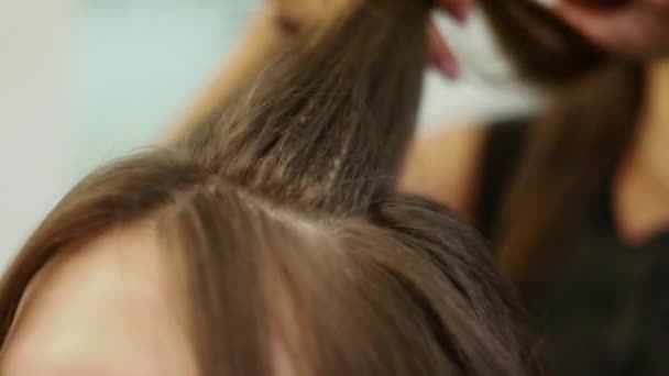 Primer plano de una mujer con el pelo alisado en la peluquería. Curling iron Disparo en cámara lenta. hd — Vídeo de stock