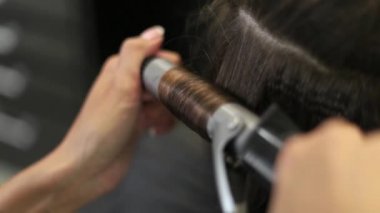Kuaför saç modeli esmer kız yapar. Görünümü kapatın.
