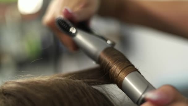 Salon fryzjerski sprawia, że brunetka dziewczynka fryzurę. Widok z bliska — Wideo stockowe
