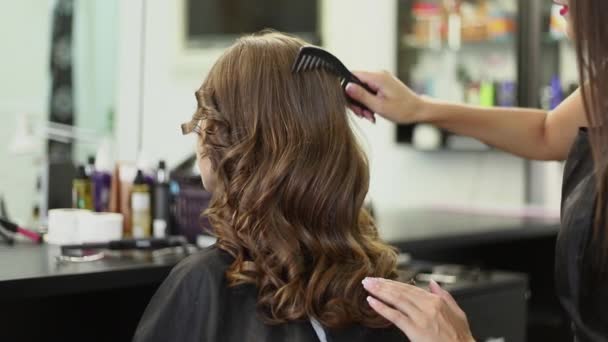 Макро Снимок Женщины Имея Волосы Поправил Салоне Волосы Щипцы Завивки — стоковое видео