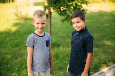 İki erkek arkadaşlarım parkta vakit. Çocuk modelleri