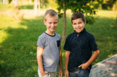 İki erkek arkadaşlarım parkta vakit. Çocuk modelleri