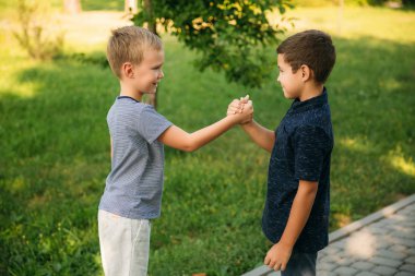 İki erkek arkadaşlarım parkta vakit. Çocuk modelleri