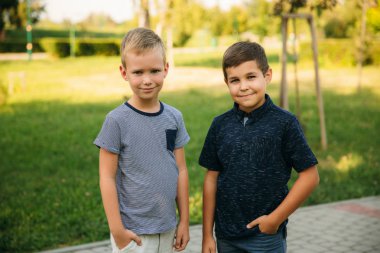 İki erkek arkadaşlarım parkta vakit. Çocuk modelleri