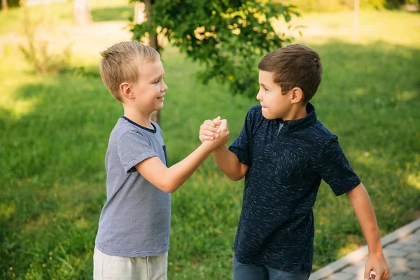 Két fiú meg időt a parkban. Gyerek modellek — Stock Fotó