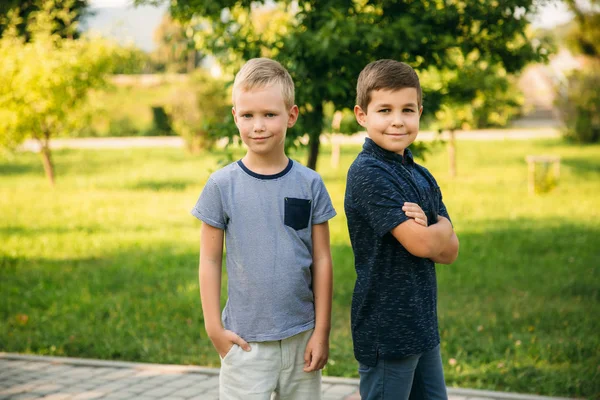 Dos amigos chicos pasan tiempo en el parque. Modelos de niños —  Fotos de Stock