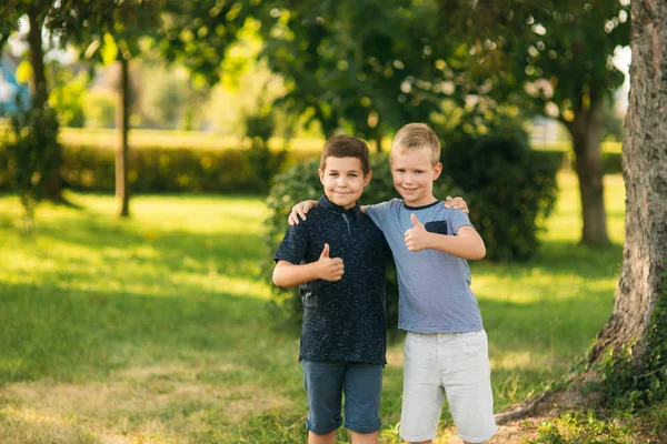 Két zavar időt a parkban. Jól érzik magukat, és néhány pihenjen a befour iskola — Stock Fotó