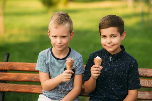 Gyermek ült a padon, és evés fagyit — Stock Fotó