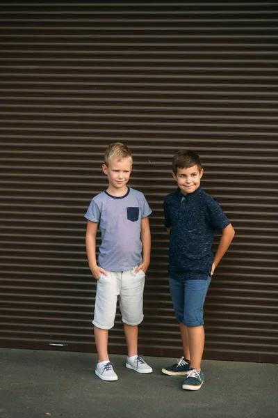 Two stylish childrend posing to the photograher. Young model — Stock Photo, Image