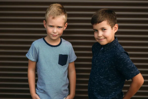 Zwei stylische Kinder posieren für den Fotografen. Junges Modell — Stockfoto