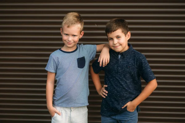 Twee stijlvolle kinderen poseren voor de photograher. Jonge model — Stockfoto