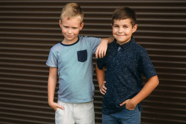 Twee stijlvolle kinderen poseren voor de photograher. Jonge model — Stockfoto