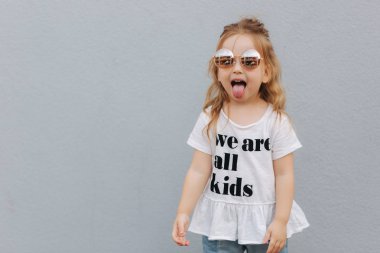 Küçük girldressed metin ile beyaz gömleği giyince tüm çocuklar