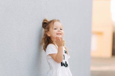 Küçük girldressed metin ile beyaz gömleği giyince tüm çocuklar