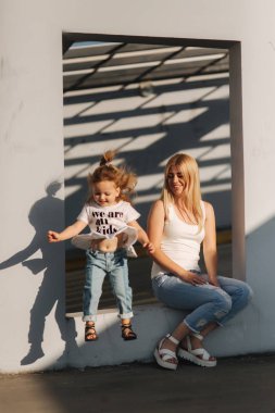 Anne kızıyla yaz güneşli bir günde çalış.