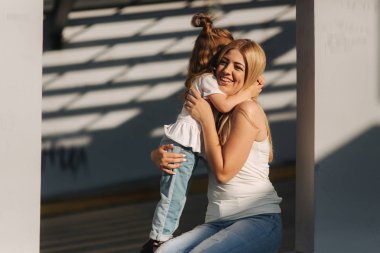 Anne kızıyla yaz güneşli bir günde çalış.