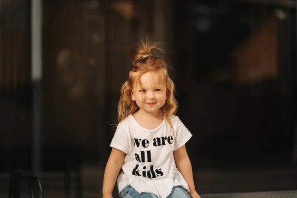 아름 다운 작은 소녀는 도시에 있는 재미. 우리는 모든 아이 들 — 스톡 사진