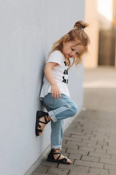 Niña vestida de camisa blanca con texto, todos somos niños — Foto de Stock