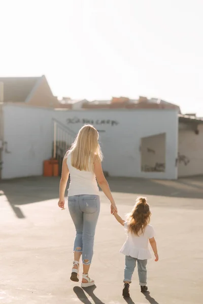Anya és lánya, gyaloglás és a kézen — Stock Fotó