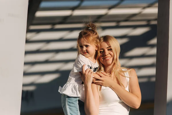 Mutter spielt mit ihrer Tochter an einem sonnigen Sommertag — Stockfoto