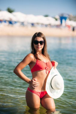 Güzel kız pembe mayo, denizin içinde. Seksi Bayan