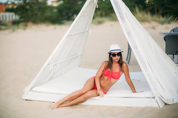 Menina bonita na costa em uma cabana. Senhora sexy em maiô rosa — Fotografia de Stock