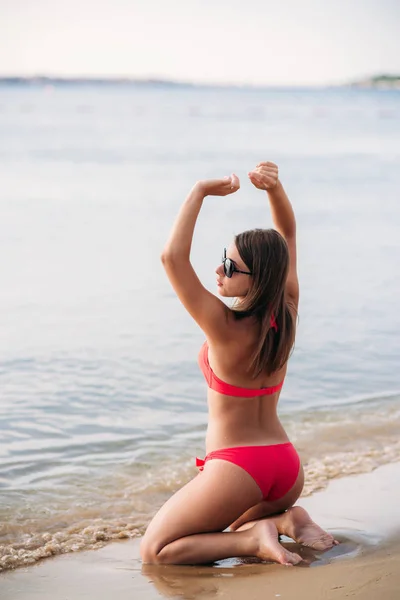 Beautiful girl in a pink bathing suit, in the sea. Sexy lady — Stock Photo, Image