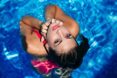 Yüzme havuzunda su geçirmez makyaj moda kız. Seksi kız