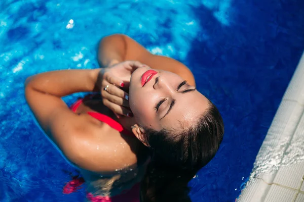 Chica de moda con maquillaje impermeable en la piscina. Chica sexy —  Fotos de Stock
