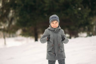 Küçük bir çocuk kış hava Parkta yürüyüşleri, oyun snowballs ve sevindiler. Noel ruh için bekliyor
