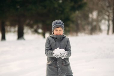 Küçük bir çocuk kış hava Parkta yürüyüşleri, oyun snowballs ve sevindiler. Noel ruh için bekliyor