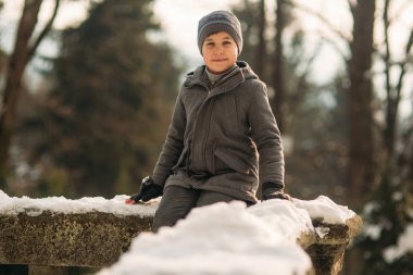 Küçük bir çocuk kış hava Parkta yürüyüşleri, oyun snowballs ve sevindiler. Noel ruh için bekliyor