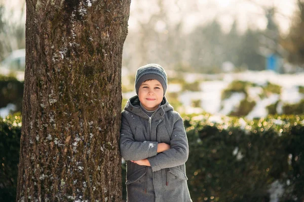 Mały Chłopiec Przystojny Grać Śniegiem Parku Świąteczny Nastrój — Zdjęcie stockowe