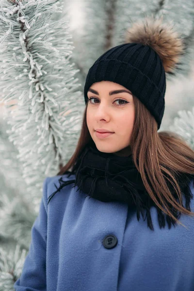 Portret Van Gelukkige Jonge Vrouw Winter Muts Sjaal Dragen Staat — Stockfoto