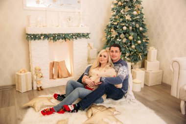 Onların evinde fireplase tarafından mutlu aile sit. Noel ruh hali