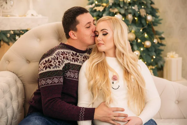 Yong fimily em belos blusas de malha nas férias de Natal. Primavera, juntos. Mulher grávida — Fotografia de Stock