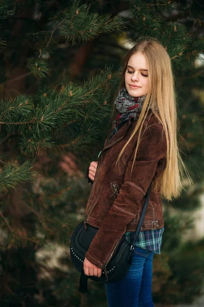 Blond meisje lopen in het park. Poseren voor de fotograaf — Stockfoto