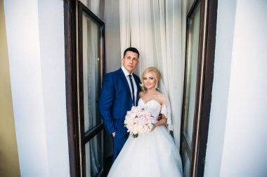 Önce damat ve gelin otel odasında karşılamak