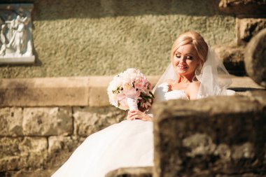 Harika gelin yürüme Sarayı yakınında. Gelinlik